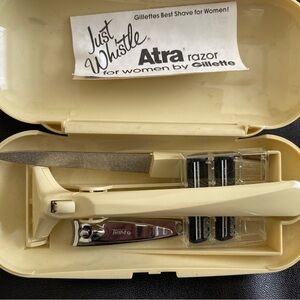 Vintage “just whistle” Atra razor